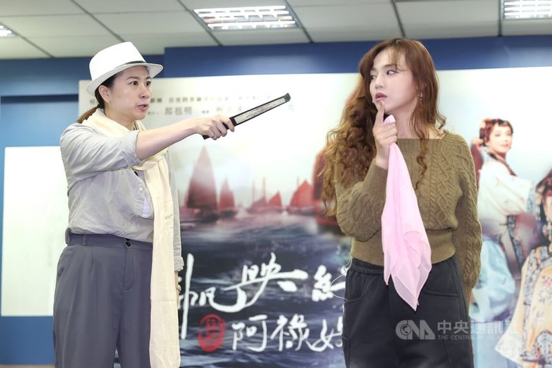 明華園日字戲劇團「千帆映紅」艋舺阿祿嫂排練記者會25日在台北偶戲館舉行,演員陳芸楚(右)、陳禹安(左)現場帶來精彩感情戲。中央社記者翁睿坤攝 114年11月25日