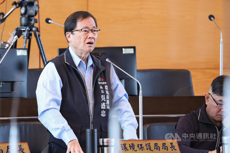 台中市文山焚化爐因超量收廚餘，傾倒口溢滿，25日一度緊急關閉。環保局長吳盛忠表示，正租借脫水設備，將可降低廚餘5成以上含水量。中央社記者趙麗妍攝　114年11月25日