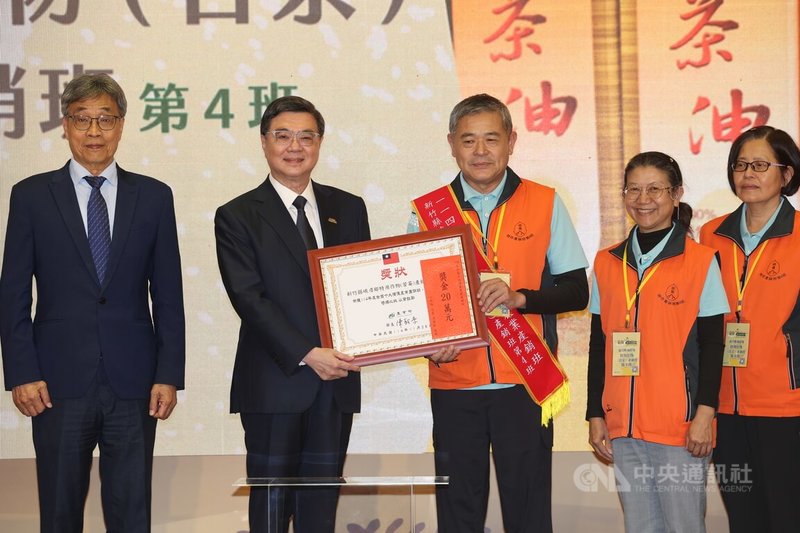 行政院長卓榮泰(左2)25日下午到農業部出席「114年全國十大績優農業產銷班頒獎及表揚活動」,卓榮泰頒獎給獲獎的績優農業產銷班。左1為農業部長陳駿季。中央社記者吳家昇攝 114年11月25日