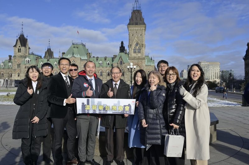 北美洲台灣商會聯合總會40位企業家抵達加拿大渥太華,展開為期3天的「渥太華國會叩門之旅」。駐加拿大代表曾厚仁(中)讚揚北美洲台灣商會聯合總會的「叩門之旅」比去年更盛大,更欣慰看到許多青年企業家參與,凸顯台灣連結世界的力量不斷翻轉、充滿能量。(北美洲台灣商會聯合總會提供)中央社記者程愛芬溫哥華傳真 114年11月25日