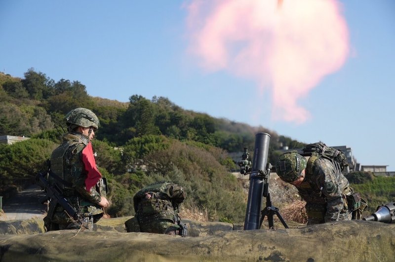 陸軍東引地區指揮部25日實施「忠義操演」實彈射擊,官兵運用各式火砲打擊形成彈幕帶,並運用近程防衛武器、各式步、機槍等,組成交叉火網。(陸軍東引地區指揮部提供)中央社記者潘欣彤傳真 114年11月25日