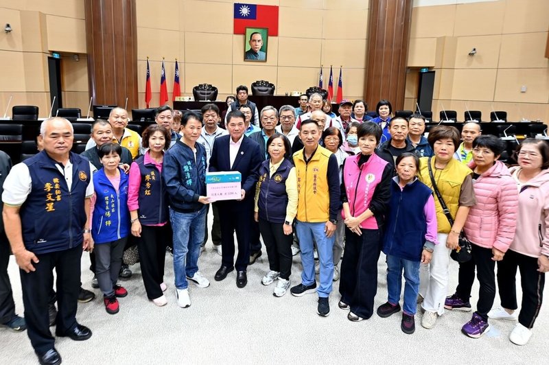 苗栗縣台72線後龍端連接台61線西濱快速道路工程案，交通部公路局以民眾陳情、地方有雜音為由恐暫緩。後龍鎮長謝清輝（前左4）25日率領地方里長、代表前往議會，向縣長鍾東錦（前左5）遞交5288份鄉親同意書，表達地方心聲。（苗栗縣政府提供）中央社記者管瑞平傳真　114年11月25日