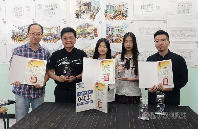 新竹市光復高中室內設計科三年級學生任苡臻（右2）與王佑如（右3）參加114學年度全國中等學校家事類技藝競賽，獲家事類室內設計組全國第4名金手獎和第7名優勝的佳績。中央社記者魯鋼駿攝 114年11月25日