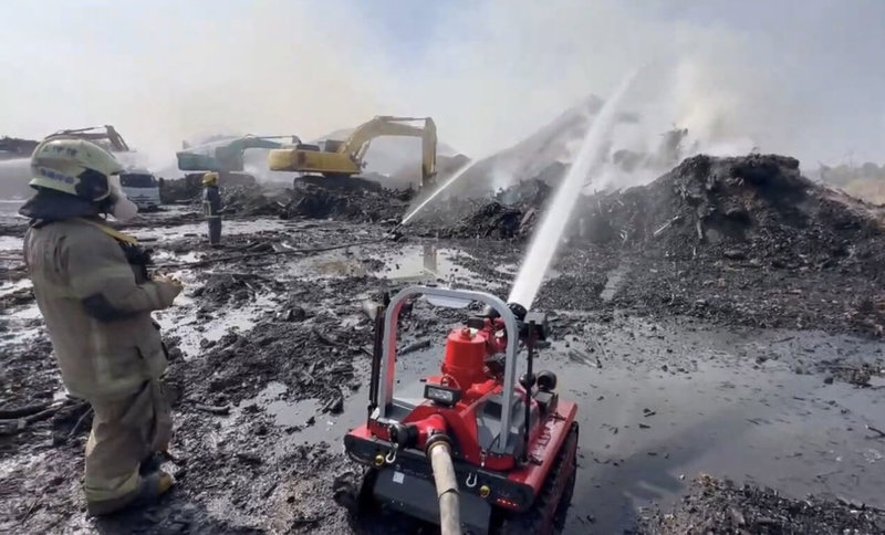 台南市後壁區烏樹林廢棄物暫置場21日晚間發生大火，消防灌救約14小時撲滅火勢，目前持續進行殘火處理。（台南市消防局提供）中央社記者張榮祥台南傳真　114年11月25日