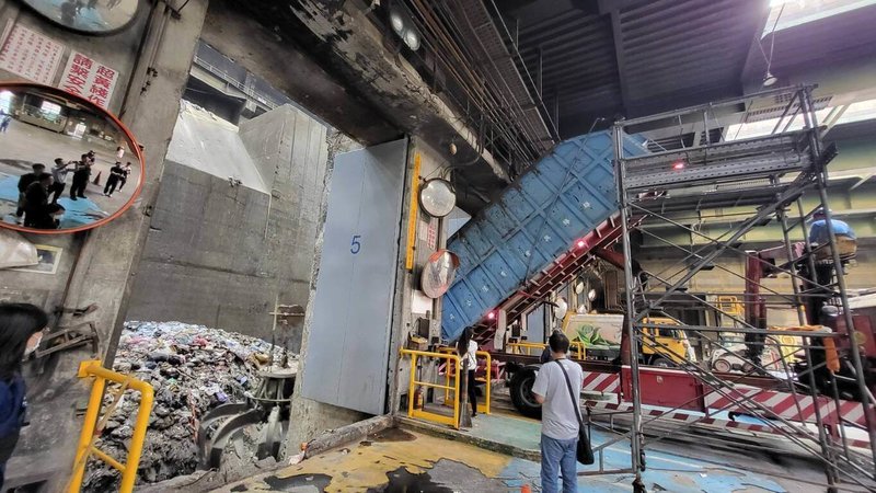 澎湖地檢署113年初查獲走私946公斤愷他命，但澎湖並無合適焚化爐銷毀扣案毒品，澎檢委託雄檢協調高市環保局處理，海巡艦艇24日押送至高雄南區資收廠，下午3時許焚化銷毀完畢。（高雄地檢署提供）中央社記者洪學廣傳真　114年11月25日