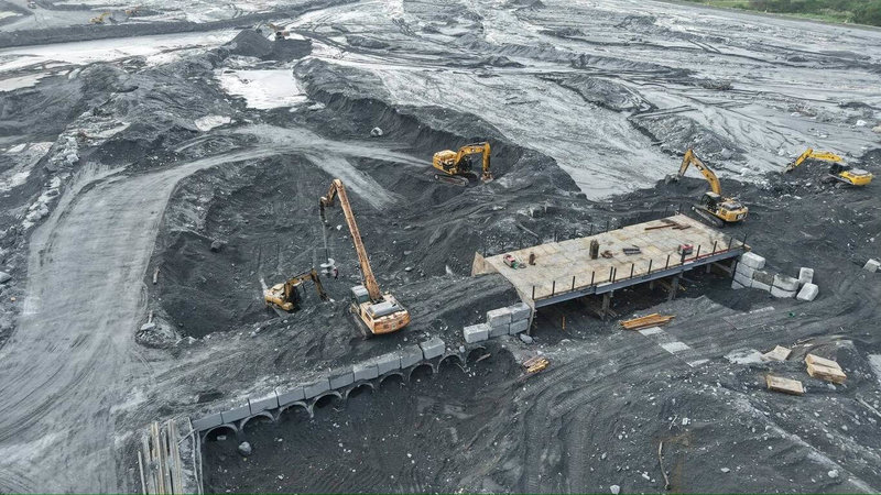 花蓮馬太鞍溪橋臨時涵管便道之前評估，如堰塞湖、天候及水位穩定預定10個工作天完成搶通，但日前發生多次水位暴漲，沖毀已完成的路基等情形，公路局積極趕工，預估11月底搶通。（公路局東區養護工程分局提供）中央社記者李先鳳傳真　114年11月25日