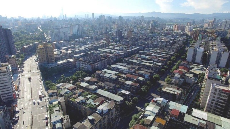 台北市都市更新處表示，市長蔣萬安上任後積極推動民辦及公辦都更，以公私協力等方向擴及面狀區域發展，如南港區等行政區都更報核量增加，持續以大都更時代為未來目標。圖為萬華區。（都更處提供）中央社記者劉建邦傳真　114年11月25日