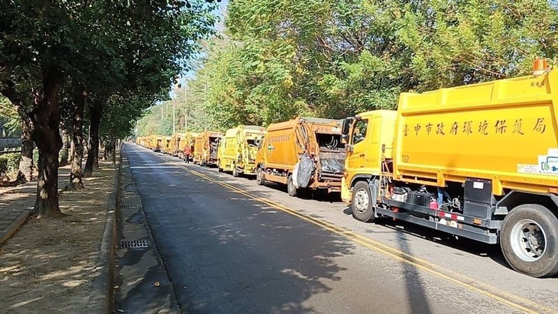 民進黨台中市議員江肇國表示，禁用廚餘養豬政策上路後，文山焚化爐外垃圾車發生大排長龍，排隊4、5小時才能進焚化爐的情況。（江肇國提供）中央社記者趙麗妍傳真　114年11月25日