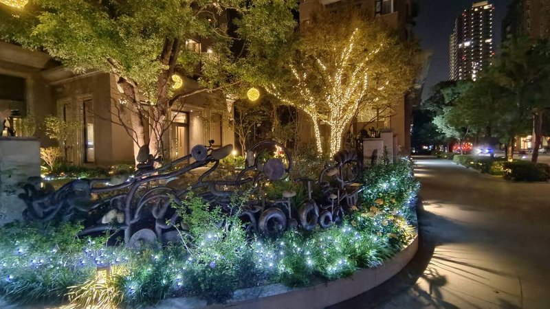 耶誕節即將到來，台中市政府宣布，12月1日起將開放市區行道樹供市民及商家免費懸掛節慶燈飾，鼓勵民眾共同布置城市、營造溫馨年節氛圍。（台中市政府提供）中央社記者郝雪卿傳真　114年11月25日