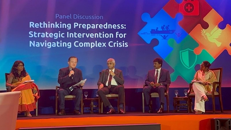 亞太災難管理聯盟（A-PAD）「危機升級時代下之強化緊急整備與應變能力」國際研討會25日在斯里蘭卡登場，消防署長蕭煥章（左2）受邀擔任專題座談講者，暢談台灣公私協力防災網絡和相關防救災經驗。（消防署提供）中央社記者黃麗芸傳真　114年11月25日