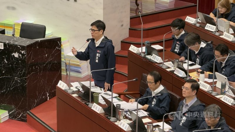 民進黨高市議員黃文志25日在市議會質詢時，建議市府拆除楠梓陸橋。市長陳其邁（站立者）答詢表示，會以拆除為原則方向，能拆就盡量拆。中央社記者蔡孟妤攝 114年11月25日