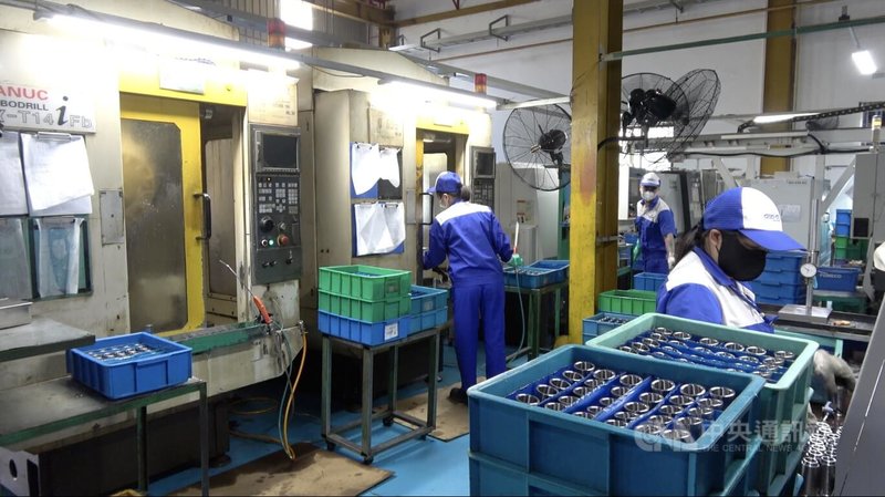 永福精業工業公司22日接待駐越南代表劉世忠一行人,並表示工廠正積極投入自動化升級,以應對缺工問題。中央社記者曾婷瑄北寧攝 114年11月25日