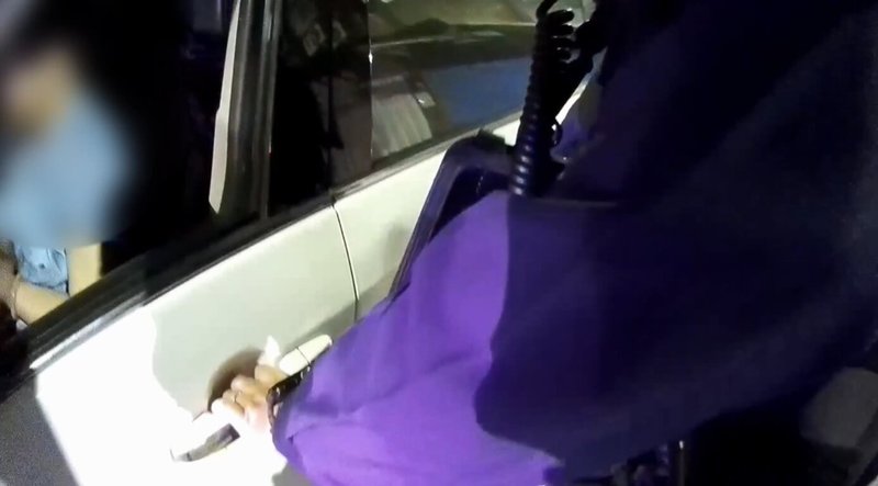 高雄鳳山警方24日晚間在南光街發現自小客車怠速停路中央，員警叫醒溫姓女駕駛，並在車內查獲安毒跟依托咪酯喪屍煙彈，溫女快篩呈陽性，當場依毒品、公共危險等罪送辦。（高市鳳山警分局提供）中央社記者洪學廣傳真 114年11月25日