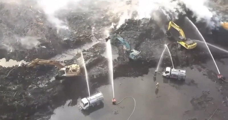 台南市後壁區烏樹林廢棄物暫置場21日晚間發生大火，火勢已撲滅，幸無人傷亡，目前仍進行殘火處理。（台南市消防局提供）中央社記者張榮祥台南傳真　114年11月25日