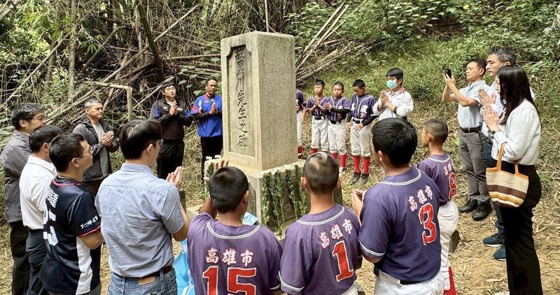 高雄市美濃國小、杉林區上平國小、龍肚國小及吉洋國小等4校師生登雙峰山，在山上的「故黑川先生之碑」舉行秋祭儀式，向百年前偏鄉設校的日本校長黑川龜吉致敬。（美濃國小提供）中央社記者林巧璉傳真 114年11月25日