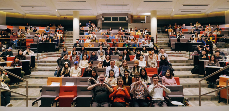 紀錄片「看不見的國家」近日在倫敦大學亞非學院（SOAS）放映，可容納300人的場地幾乎滿座，導演葛靜文（前左2）和影片製作人泰德霍普（前左1）出席。（SOAS提供）中央社記者陳韻聿倫敦傳真　114年11月24日