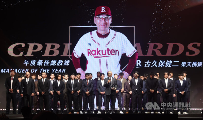 中職樂天桃猿隊25日在社群發文，感謝總教練古久保健二（中持麥克風者）4年來的領導與付出。（中央社檔案照片）