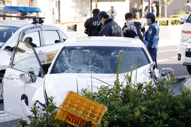 肇事白色汽車車頭撞毀、前車窗碎裂。（共同社）