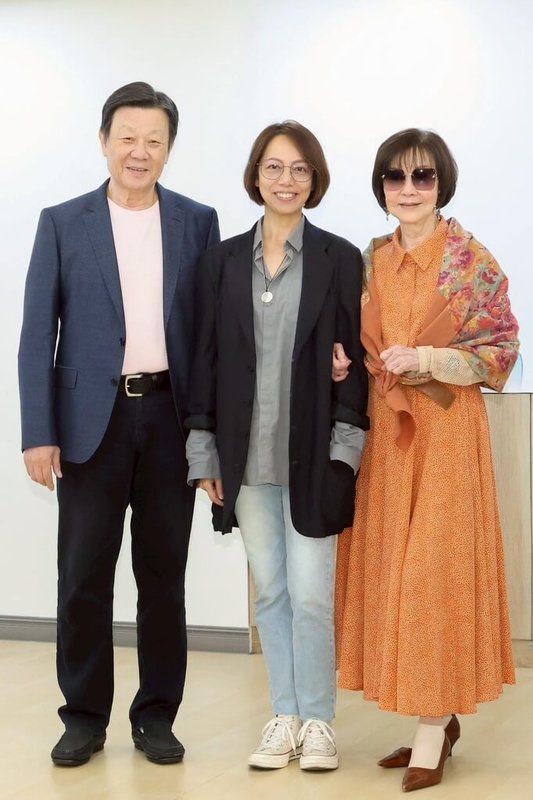 電影「拾光」殺青茶敘25日舉行，演員寇世勳（左）、歸亞蕾（右）與導演宋康欣（中）分享拍攝心情。（光譜映像提供）中央社記者王心妤傳真　114年11月25日