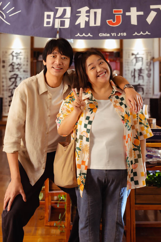 演員鍾欣凌（右）、歌手「信」蘇見信（左）在華語版「我們的藍調時光」配對，日前赴嘉義市出外景，拍攝充滿粉紅泡泡的約會戲碼，畫面有最萌36公分身高差。（米神國際提供）中央社記者洪素津傳真　114年11月25日