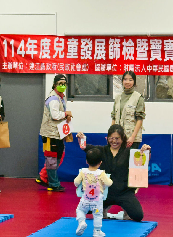為提高出生率，連江縣政府預計2025年起，首胎提高為新台幣3萬元、第2胎6萬元、第3胎9萬元，第4胎之後每胎15萬元，可望成為補助最高縣市。圖為縣府民政社會處23日舉辦寶寶爬行比賽活動情形。（連江縣政府民政社會處提供）中央社記者潘欣彤傳真　114年11月25日