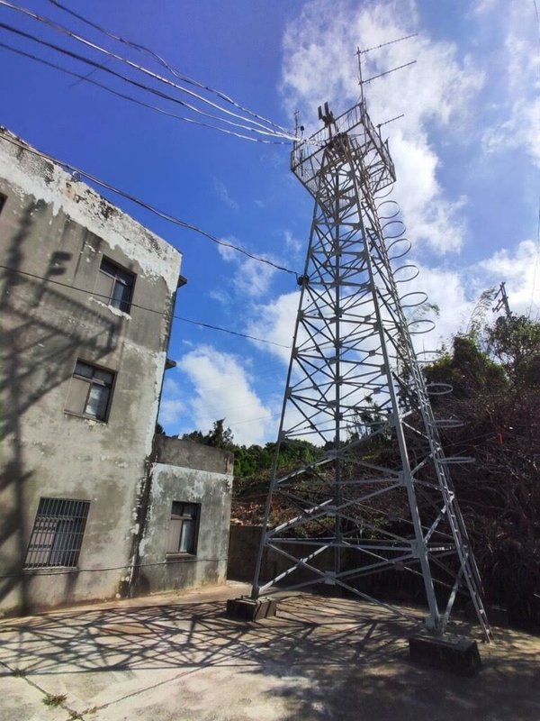 苗栗縣警察局通霄分局白沙派出所原址重建，原建置高約12公尺防空警報電信鐵塔功成身退，為響應環保再利用及資產活化，警察局透過「臺北惜物網」公開拍賣，起標價新台幣5000元，但須自行拆除。（警方提供）中央社記者管瑞平傳真  114年11月25日