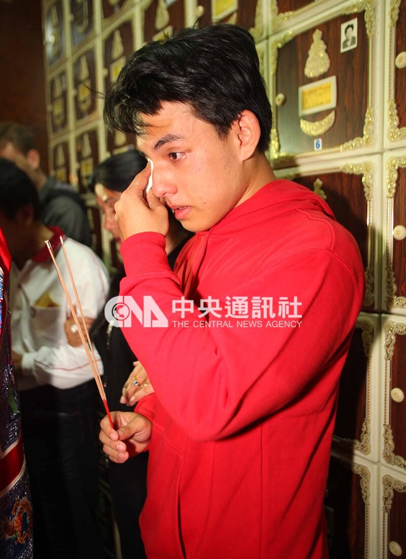 闊別台灣10年後,吳憶樺返回高雄茄萣,直奔納骨塔祭拜父親,他站在父親骨灰罈前,情緒激動,不停拭淚。中央社記者董俊志攝 103年1月5日