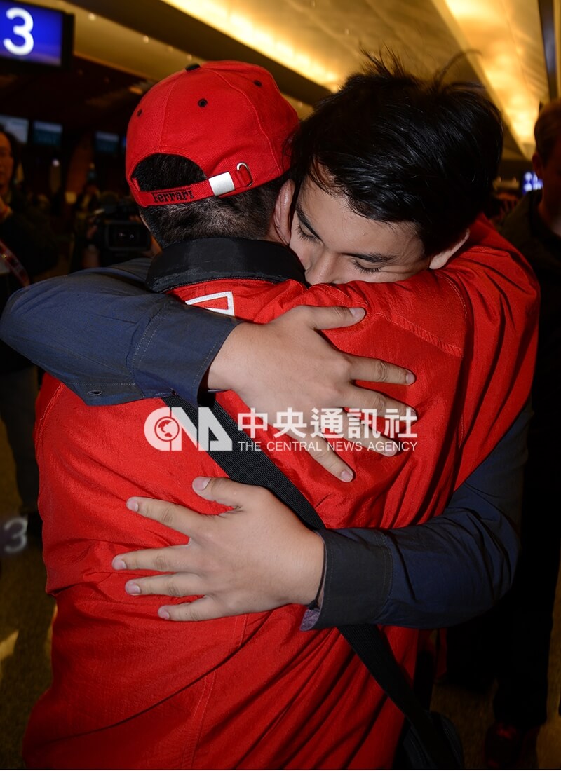 吳憶樺(右)結束返台行程,搭機離台前,叔叔吳火眼(左)前來送機,兩人緊緊相擁。中央社記者卞金峰桃園機場攝 103年1月19日