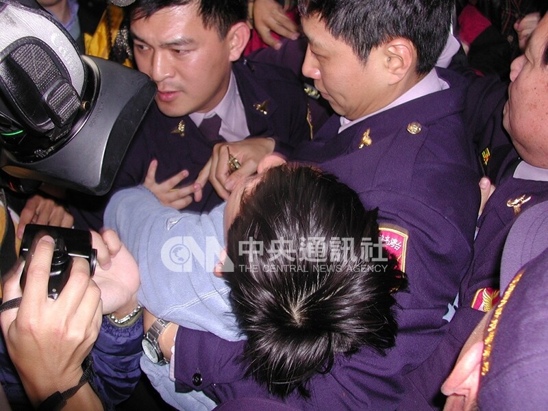 吳憶樺未如期交付高雄地方法院,法院到高雄茄萣吳家住處強行帶人,法警抱著吳憶樺,遭到家屬爭奪。中央社記者陳守國高雄縣傳真 93年2月9日