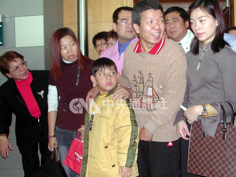 吳憶樺(前中)監護權爭奪案落幕,吳憶樺搭機離台前,叔叔吳火眼(前右2)前往高雄國際機場送行。中央社記者程啟峰高雄傳真 93年2月11日
