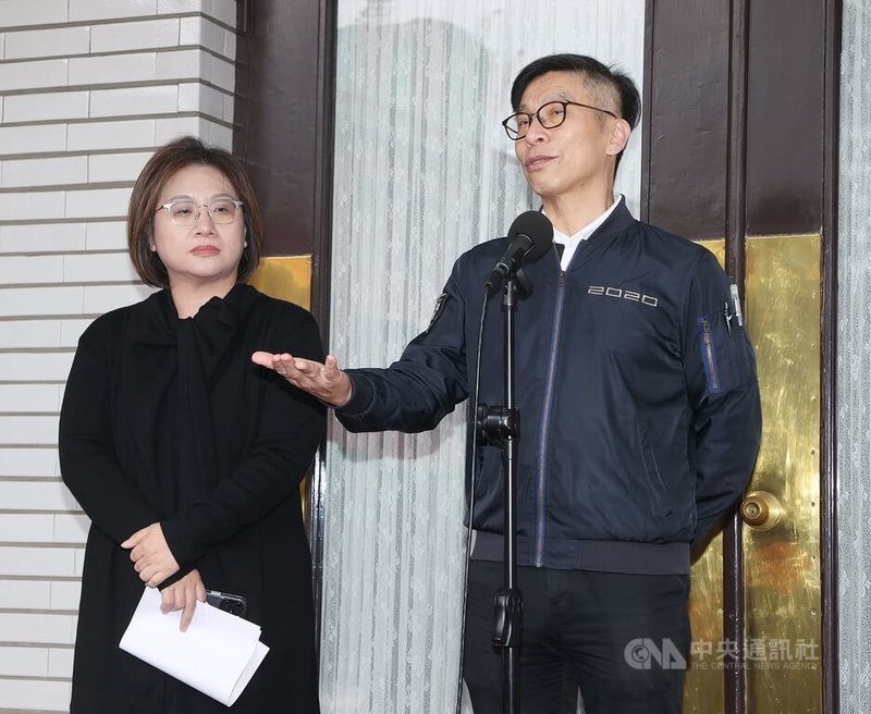 立法院程序委員會25日開會時，行政院版財劃法遭暫緩列案。民進黨團幹事長鍾佳濱（右）、書記長陳培瑜（左）下午在議場前受訪表示，政院版財劃法經過22縣市的討論，應該要攤在陽光下讓大家好好審查。中央社記者郭日曉攝　114年11月25日