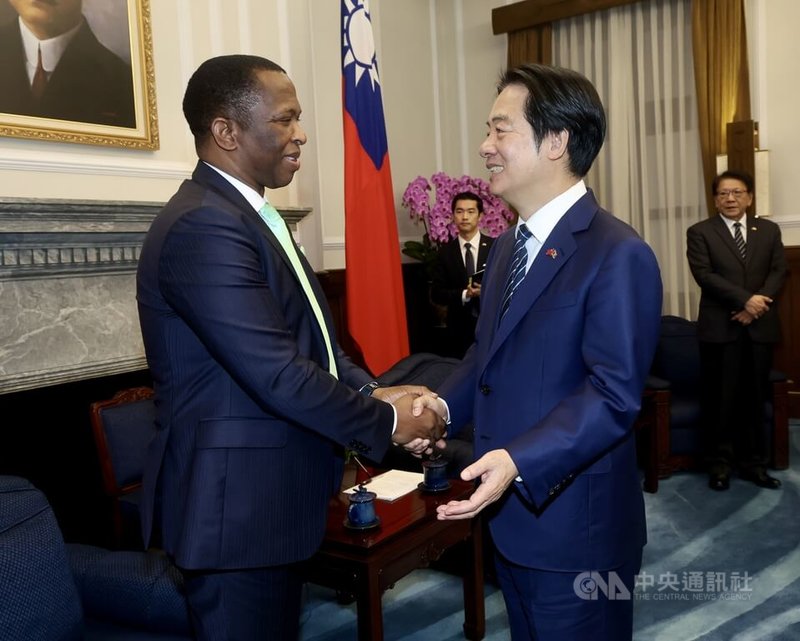 總統賴清德（右）25日在總統府接見史瓦帝尼王國眾議院議長馬布札（Jabulani Clement Mabuza）（左），歡迎他率團訪台。中央社記者張皓安攝 114年11月25日