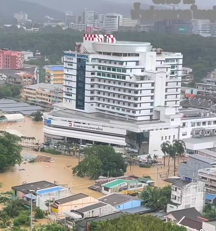 自11月21日至今的強降雨導致泰國南部宋卡府遭洪水侵襲，包括醫院在內，許多建築都泡在水中，災情慘重。（泰南台商會長丘應華提供）中央社記者李宗憲曼谷傳真　114年11月25日