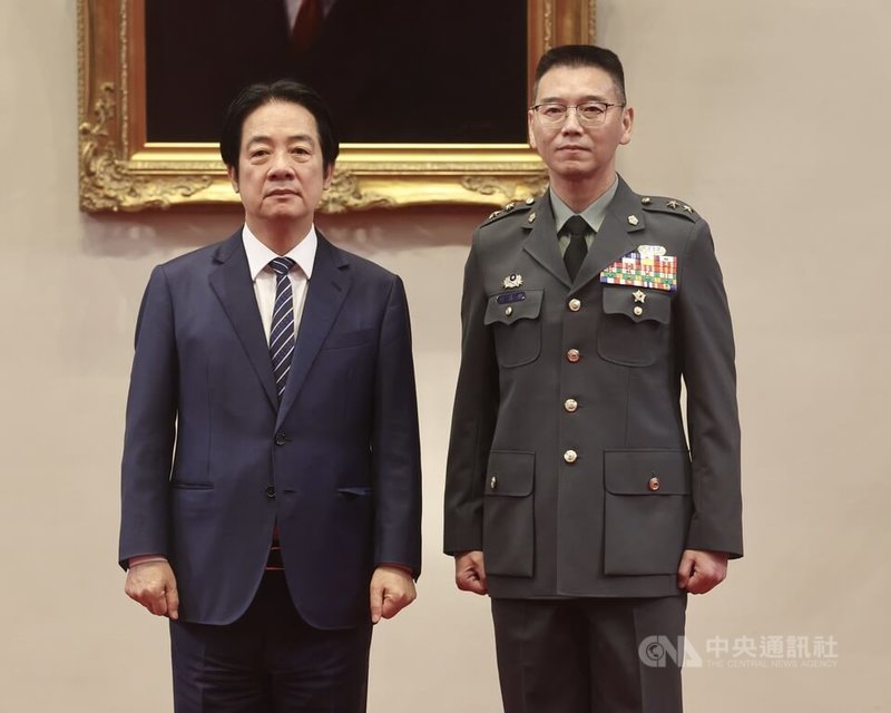 總統賴清德(左)25日在總統府主持中華民國114年12月份將官晉任授階典禮,國防部人次室次長侯嘉倫(右)晉任陸軍中將。中央社記者張皓安攝 114年11月25日