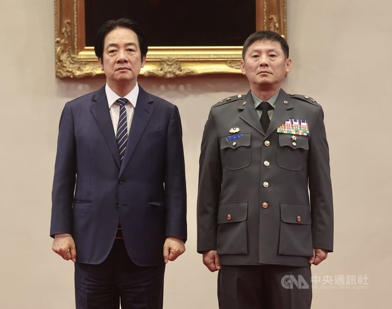 總統賴清德(左)25日在總統府主持中華民國114年12月份將官晉任授階典禮,陸軍花東防衛指揮部指揮官黃超政(右)晉任陸軍中將。中央社記者張皓安攝 114年11月25日