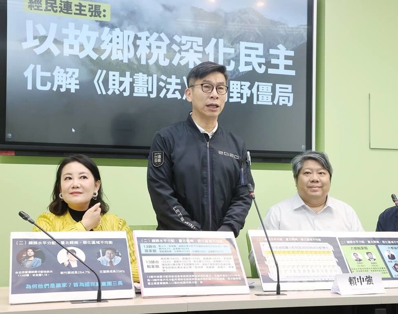 針對財劃法僵局，台灣經濟民主連合25日拜會民進黨立法院黨團，倡議效法日本「住民稅」制度，引進「故鄉稅」，讓人民可自主決定個人綜合所得稅應納稅額中11％部分之歸繳對象。圖中為民進黨立法院黨團幹事長鍾佳濱、圖右為台灣經濟民主連合智庫召集人賴中強、圖左為民進黨立委吳思瑤。中央社記者郭日曉攝　114年11月25日