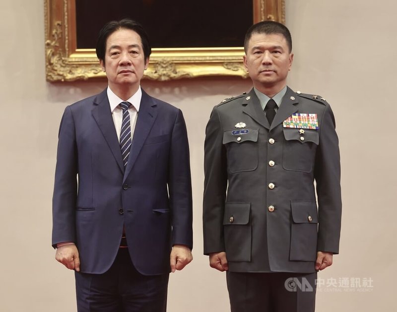 總統賴清德(左)25日在總統府主持中華民國114年12月份將官晉任授階典禮,陸軍六軍團副指揮官尹昌榮(右)晉任陸軍中將。中央社記者張皓安攝 114年11月25日