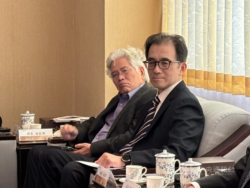 銓敘部長施能傑（左）26日表示，退撫基金投資報酬率近5年平均9.36%，比當初希望達成的目標還高。圖右為考試院秘書長劉建忻。中央社記者高華謙攝　114年11月26日