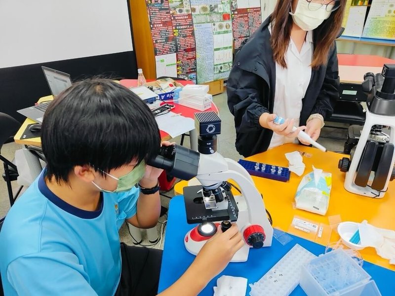 高雄市林園高中長期研究林園濕地「倒立水母」再生能力，成果更在2025年全國性海洋教育競賽中嶄露頭角，獲2025年第13屆吳鄭秀玉女士海洋計畫科展類黑潮獎助金。（林園高中提供）中央社記者林巧璉傳真　114年11月26日