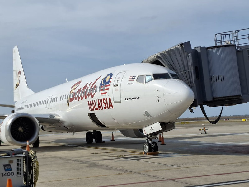 馬來西亞峇迪航空包機首航班機26日順利抵達澎湖機場,除帶來逾百名遊客,也搭載178名國內民眾赴吉隆坡旅遊。(澎湖航空站提供)中央社 114年11月26日