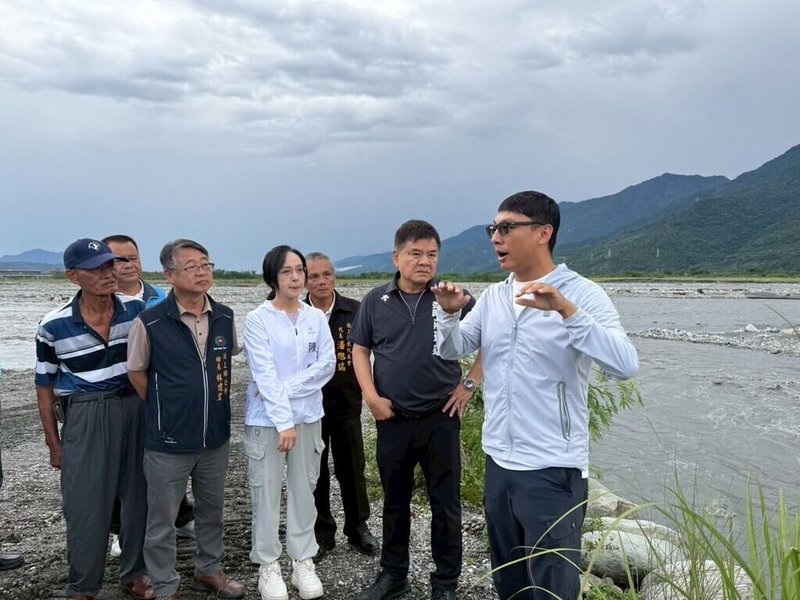 台東縣池上鄉池上大圳取水口每逢大雨或颱風過後就損壞中斷用水，民進黨立委陳瑩 （右4）、莊瑞雄 （右2）今年8月曾前往會勘並爭取經費改善，目前工程已順利完成發包，26日召開說明會，預計民國115年1月完工。（陳瑩提供）中央社記者盧太城台東傳真　114年11月26日