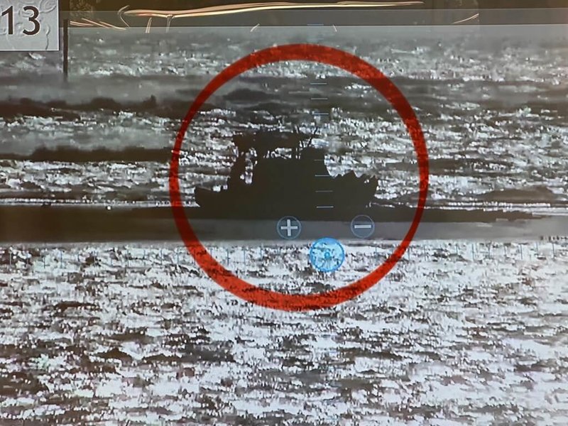 海巡署第四岸巡隊東石安檢所25日下午操作港區監視系統時，發現「福良號」於紅燈塔外疑似擱淺，隨時通報救援。（海巡署提供）中央社記者蔡智明傳真　114年11月26日