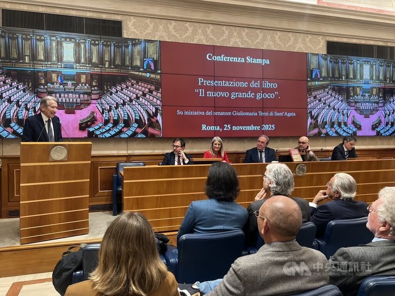 曾任義國外長的參議員特爾吉（Giulio Terzi）（講台致詞者）出席義大利前外交部次長維爾內帝的新書發表會。中央社記者黃雅詩羅馬攝　114年11月26日
