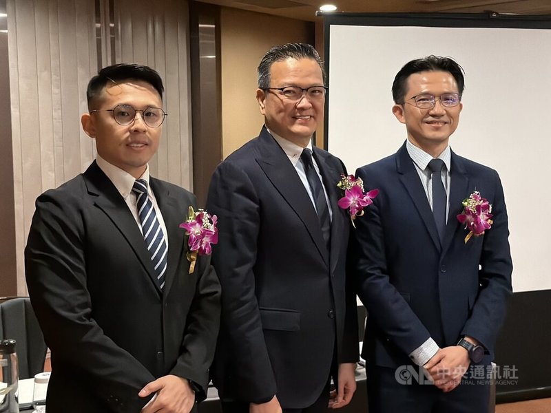 宏碁集團子公司海柏特提供電子資訊產品售後服務,26日舉辦上櫃前業績發表會,將持續強化亞太市場布局,左起為海柏特財務長陳瑋浩、董事長侯知遠、執行長林俊男。中央社記者吳家豪攝 114年11月26日