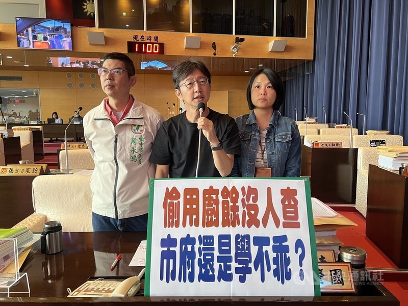 民進黨台中市議員江肇國（中）、周永鴻（左）及張家銨（右）26日在議會市政總質詢時出示照片，指出有民眾拍到大肚區某養豬場疑偷用廚餘、蒸煮，質疑市府未掌握廚餘流向。中央社記者郝雪卿攝　114年11月26日