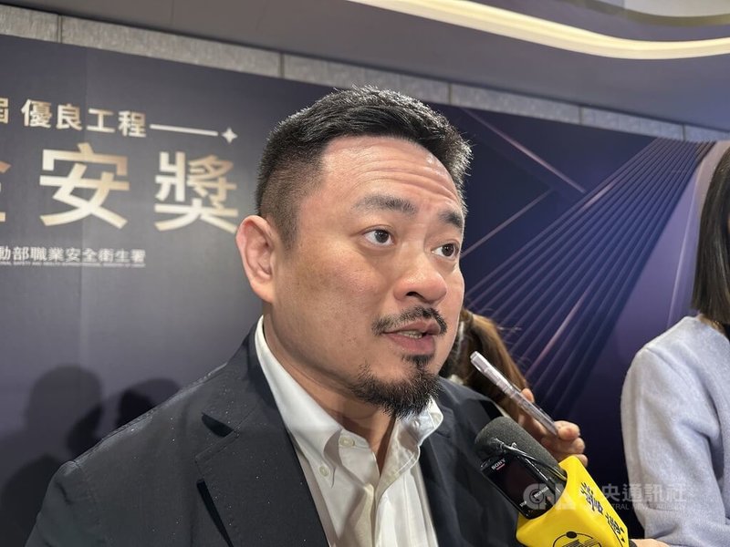 勞動部職業安全衛生署26日舉行2025第19屆優良工程金安獎頒獎典禮，勞動部長洪申翰會後接受媒體聯訪表示，將提出減災行動計劃，包含打造營造廠履歷平台，清楚呈現營造廠商的職災、裁罰紀錄。中央社記者吳欣紜攝  114年11月26日