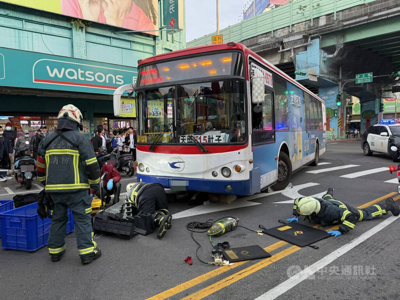 台北市士林區中正路、延平北路5段交叉路口26日發生公車與行人碰撞車禍，7旬男子傷重、無呼吸心跳，消防獲報到場緊急將人送醫搶救。（翻攝照片）中央社記者黃麗芸傳真　114年11月26日