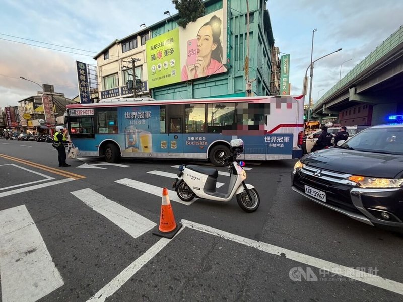 台北市士林區26日發生公車撞死人事件，一輛公車行經士林區中正路、延平北路路口時不慎碰撞一名沿行人穿越道行進的老翁，導致老翁傷重送醫不治，公車駕駛後續將依過失致死罪送辦。（翻攝照片）中央社記者黃麗芸傳真 114年11月26日