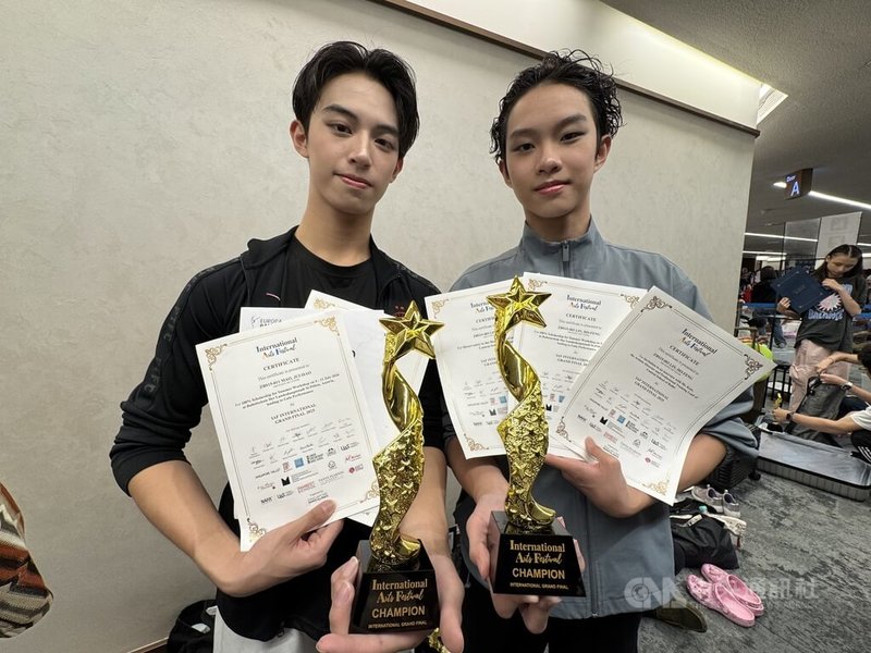 國際藝術節舞蹈競賽26日在新加坡登場，來自台灣的（左起）毛睿顥和林禾豐獲獎。中央社記者吳昇鴻新加坡攝　114年11月26日