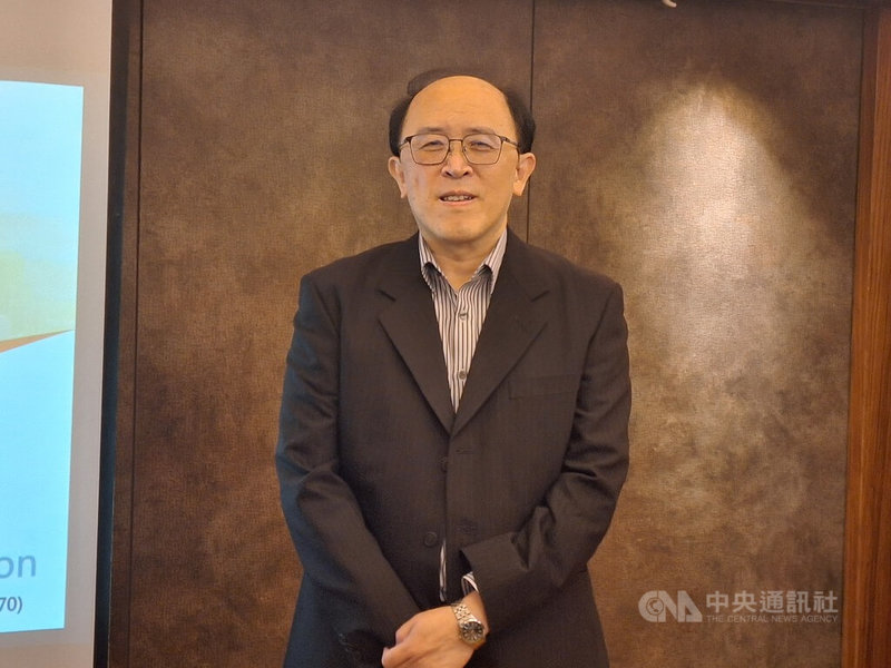 統振26日舉辦法說會，總經理何明哲（圖）表示，2018年向金管會申請移工匯款的金融科技監理沙盒實驗，進入小額跨境匯兌的金融服務領域，隨著台灣移工人口增加、薪資水平提高，以及合法管道滲透率及政策支持，並跨足移工機票，都是明年成長動能。中央社記者何秀玲攝　114年11月26日